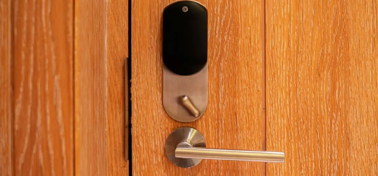 Automatic Locking Door Knob Gridley